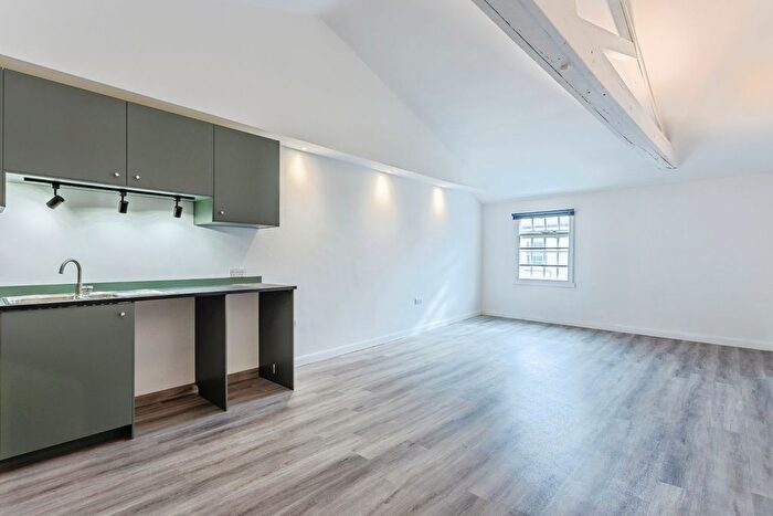 2 Bedroom Flat To Rent In Victoria Place, Axminster, EX13