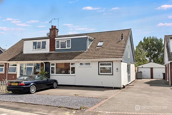 4 Bedroom Semi-Detached House For Sale In Avon Close, Bulkington, CV12
