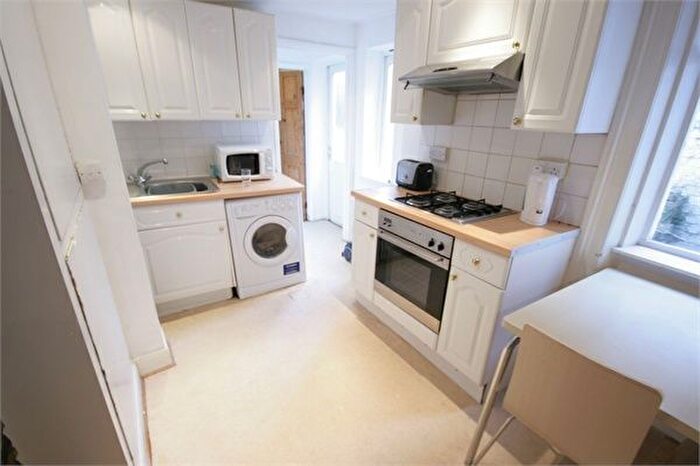2 Bedroom Flat To Rent In Larcom Street, Elephant Amp; Castle, London, SE17