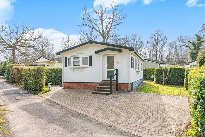 2 Bedroom Park Home For Sale In Fangrove Park, Lyne, Chertsey, KT16