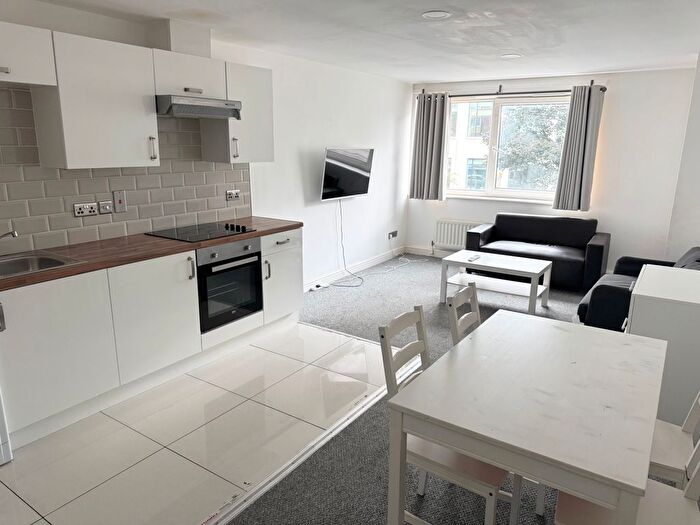 3 Bedroom Flat To Rent In Flat, Clarendon Road, Leeds, LS2