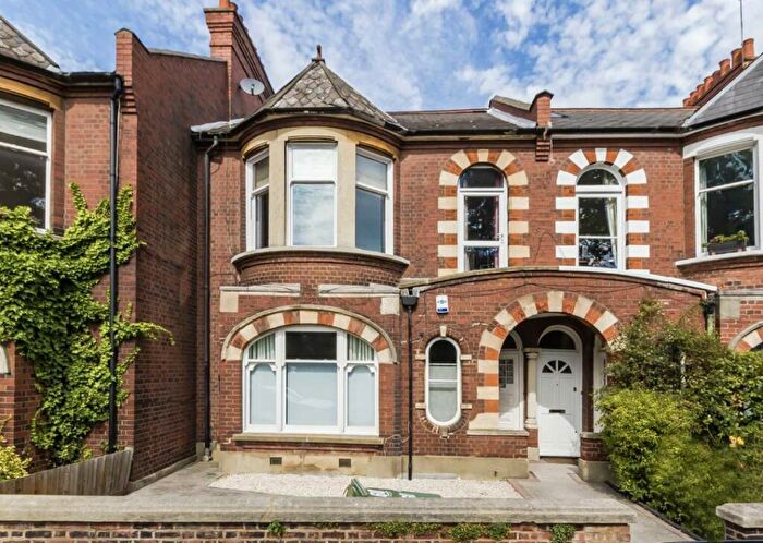 2 Bedroom Flat To Rent In Emmanuel Road, Balham, SW12