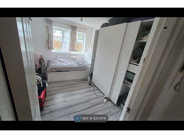 2 Bedroom Flat To Rent In Poplar Way, Ilford, IG6