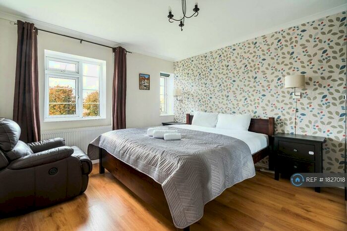 3 Bedroom Flat To Rent In Ashridge Court, London, N14