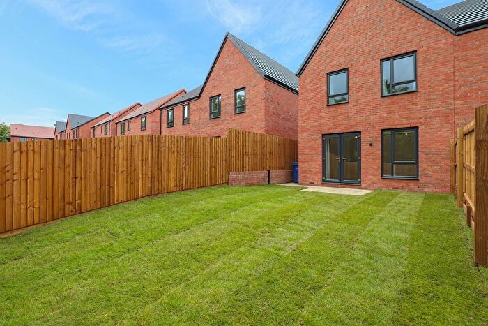 3 Bedroom Semi-Detached House To Rent In Woodcote Way, Walton, S40