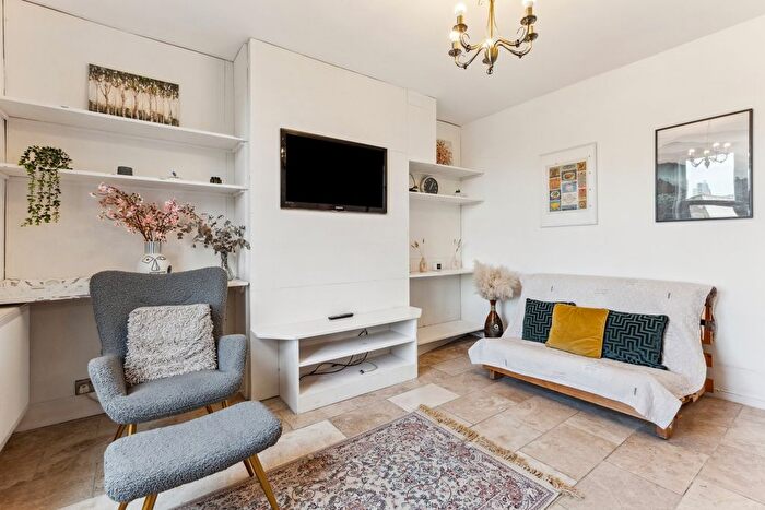 3 Bedroom Flat To Rent In Goldsborough House, Wandsworth Road, SW8