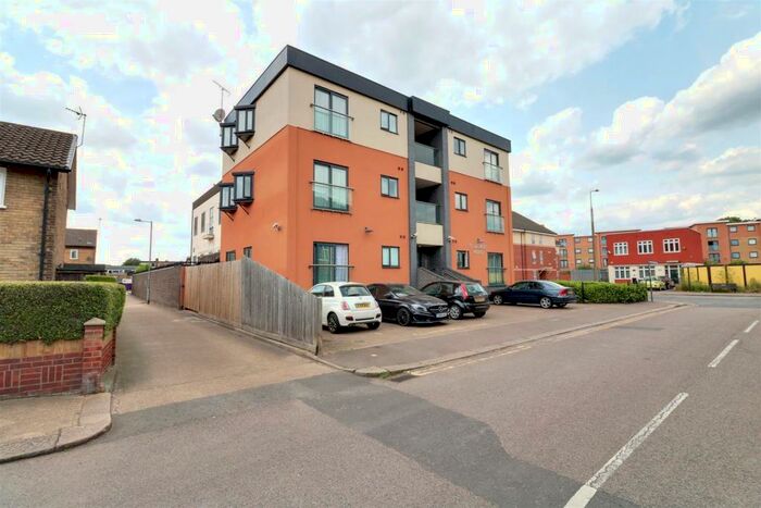 2 Bedroom Flat To Rent In St Georges Court, Bermuda Road, Tilbury, RM18