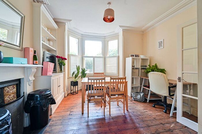 3 Bedroom Flat To Rent In Heyford Avenue, Vauxhall, London, SW8