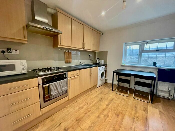 3 Bedroom Flat To Rent In Very Near York Road Area, North Acton, W3