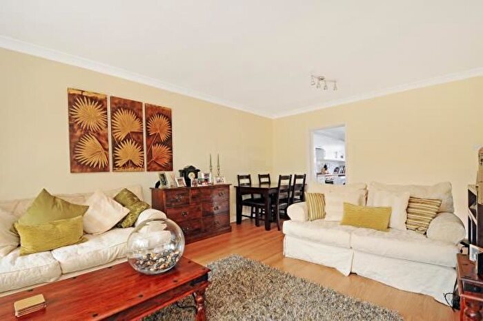 3 Bedroom Flat To Rent In Carisbrooke House, Richmond, TW10