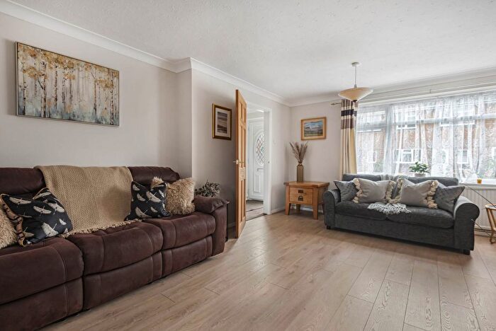3 Bedroom Semi-Detached House For Sale In Kennedy Drive, Pangbourne, RG8