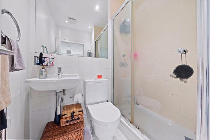 2 Bedroom Flat For Sale In Lewiston Close, Worcester Park, KT4