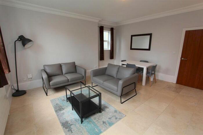 2 Bedroom Flat To Rent In Park Lane, Roundhay, Leeds, LS8