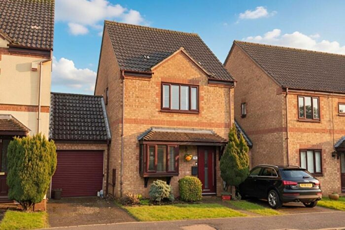 3 Bedroom Link Detached House For Sale In Pound Lane, Bugbrooke, Northamptonshire, NN7