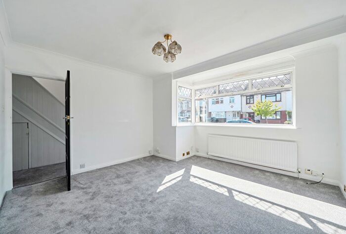 3 Bedroom End Of Terrace House For Sale In Brockenhurst Way, London, SW16