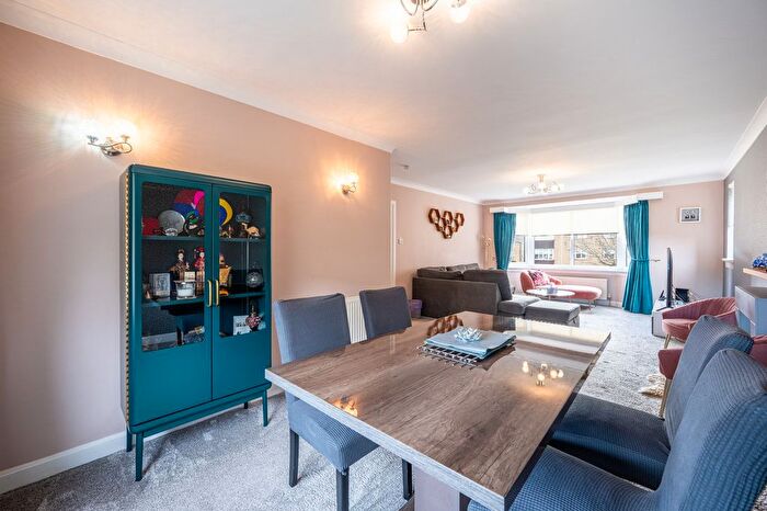 3 Bedroom Flat For Sale In Castle Court, Newton Mearns, G77