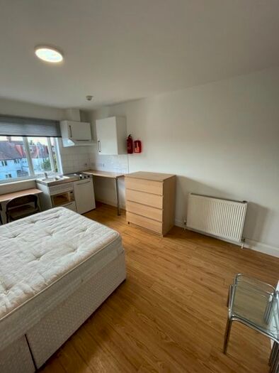 Studio To Rent In Golders Green Road, London, NW11