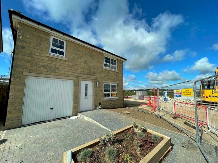 4 Bedroom Detached House To Rent In Westminster Drive, Clayton, Bradford, BD14