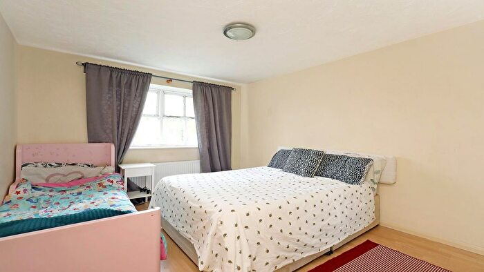 2 Bedroom Flat For Sale In Shaftesbury Gardens, London, NW10