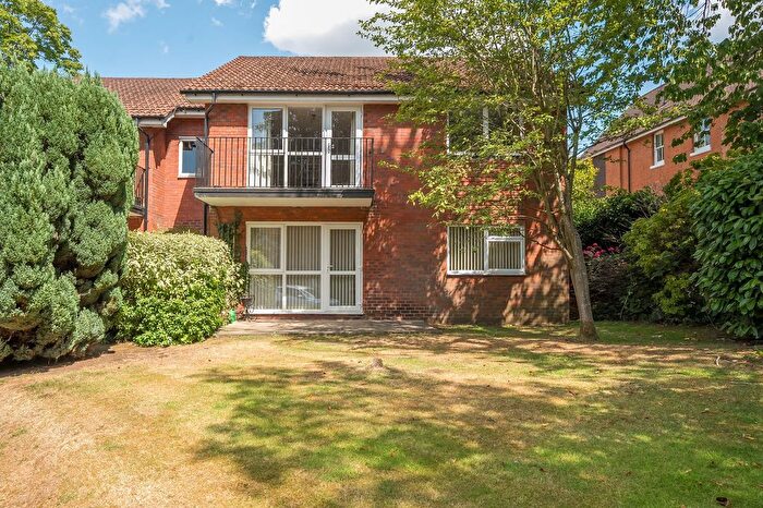 2 Bedroom Flat For Sale In Kings Court, The Avenue, Tadworth, Surrey., KT20