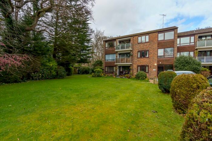 2 Bedroom Flat To Rent In The Drive, Chichester, PO19