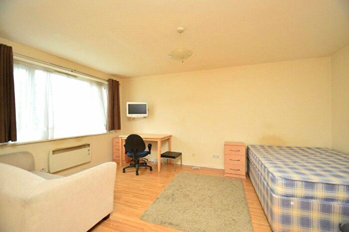 Apartment To Rent In Finchley Lodge, Gainsborough Road, London, N12
