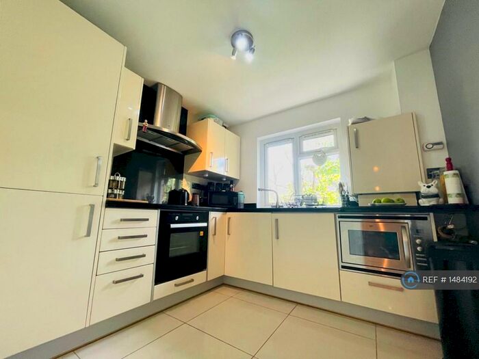 2 Bedroom Flat To Rent In Aldbury Grove, Welwyn Garden City, AL7