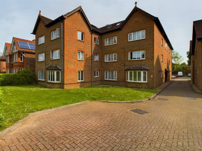 House To Rent In Perryfield Road, Southgate, RH11