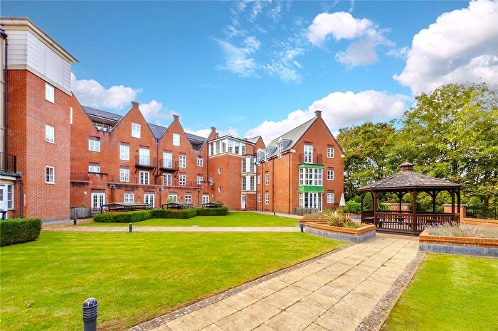 2 Bedroom Flat To Rent In Watling Mansions, Watling Street, Radlett, Hertfordshire, WD7