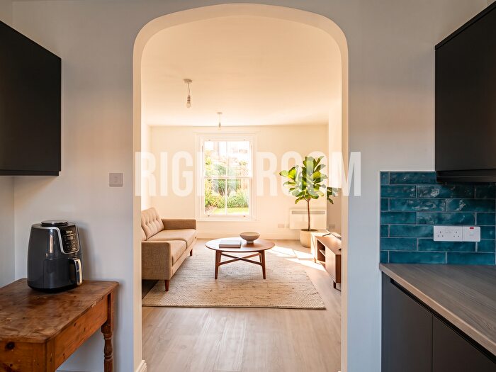2 Bedroom Flat To Rent In Bed Apartment, Oxford Street, Southampton, SO14
