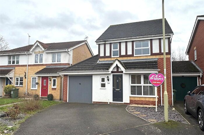 3 Bedroom Detached House For Sale In Richmond Close, Farnborough, Hampshire, GU14