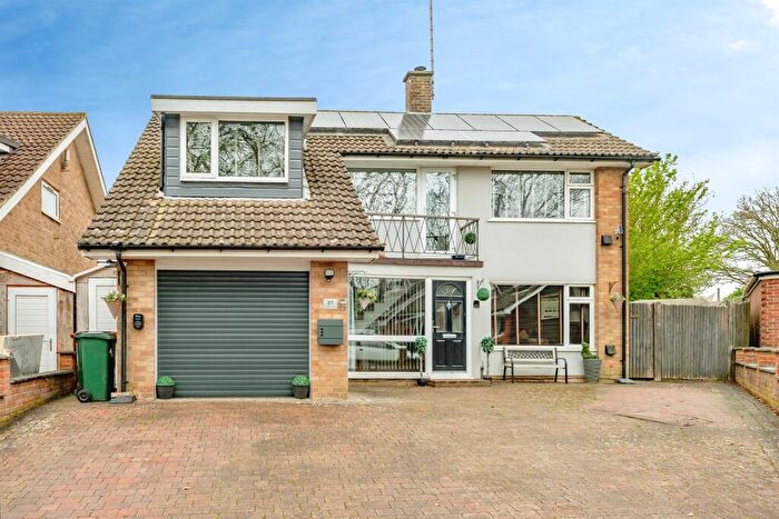 4 Bedroom Detached House For Sale In Harewood Close, Crawley, RH10