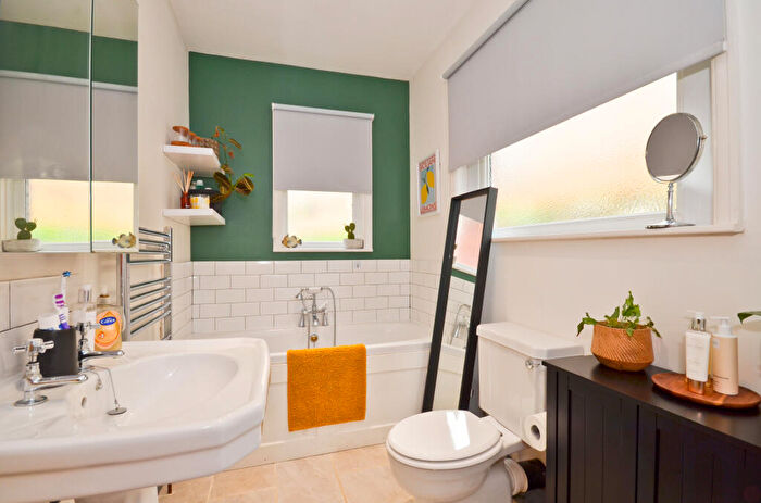 2 Bedroom Bungalow To Rent In Ventnor, Isle Of Wight, PO38