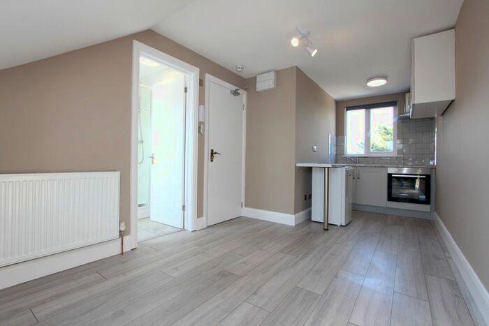 Studio To Rent In Hamilton Road, London, NW11