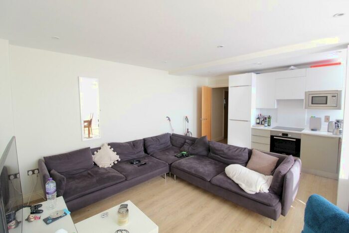 2 Bedroom Flat To Rent In Western Road, BN1