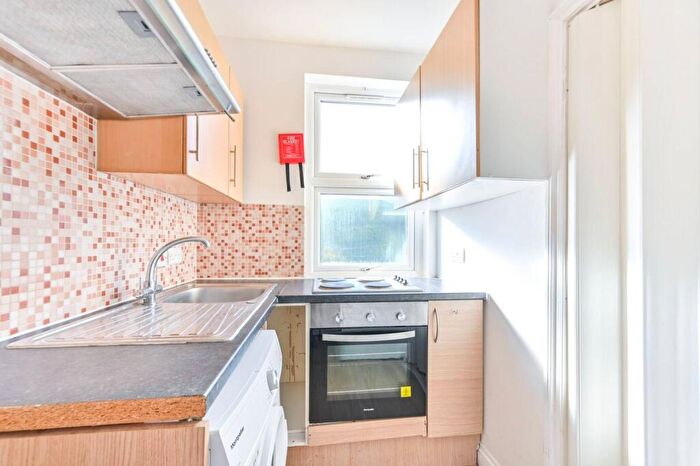 Studio To Rent In Yew Grove, Cricklewood, London, NW2