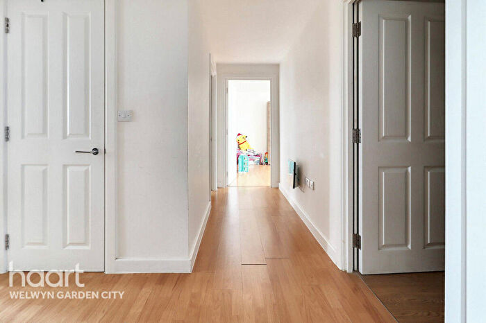 2 Bedroom Flat For Sale In Town Centre, Hatfield, AL10