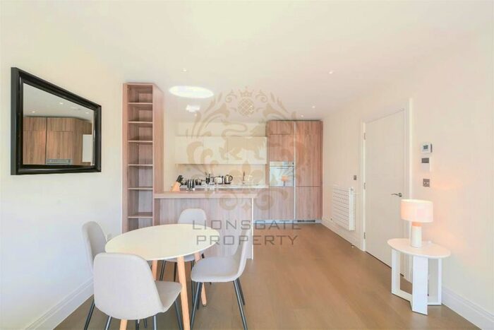 2 Bedroom Flat To Rent In Hamond Court, Kingston Upon Thames, KT2