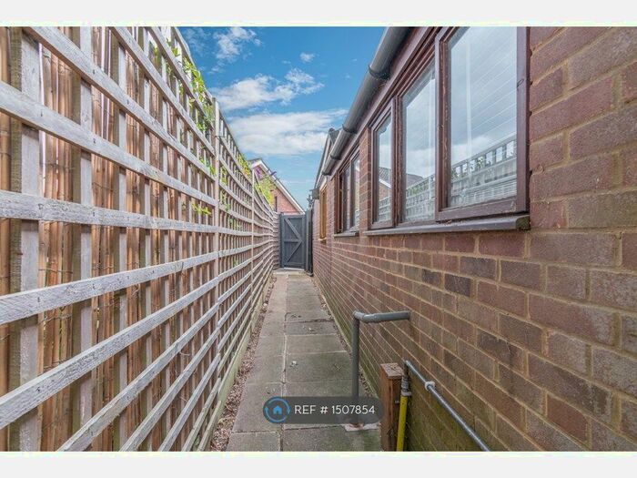 1 Bedroom Flat To Rent In Birch Grove, Potters Bar, EN6