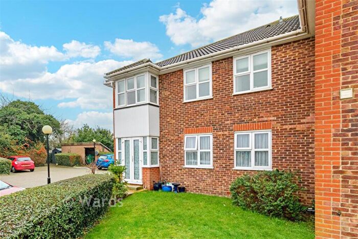 2 Bedroom Flat For Sale In Chalk Road, Gravesend, Kent, DA12