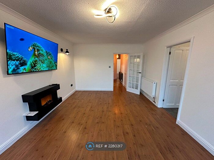 3 Bedroom Flat To Rent In Parkside Apartments, Mumbles, Swansea, SA3