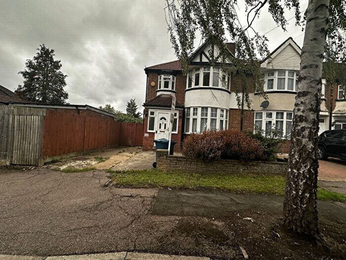 3 Bedroom Semi-detached House For Sale In Sancroft Road, Kenton, HA3