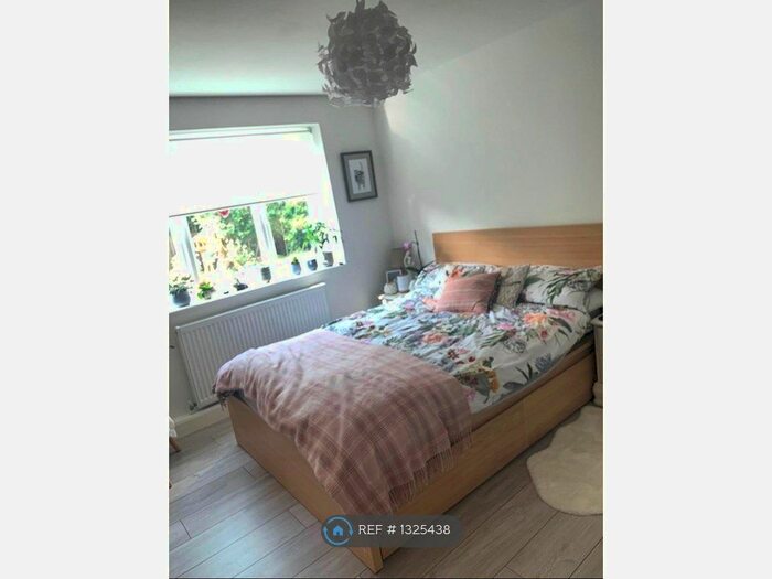 2 Bedroom Flat To Rent In Farm Court, Royal Tunbridge Wells, TN4