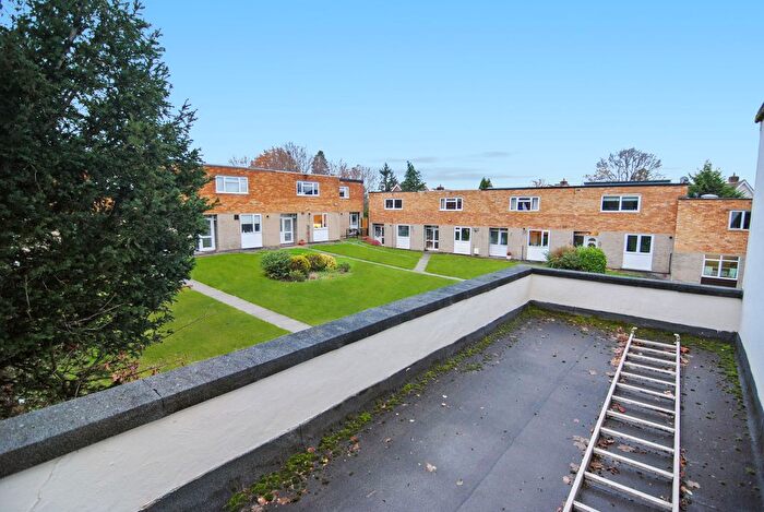 3 Bedroom Town House For Sale In Conifer Close, Reigate, RH2