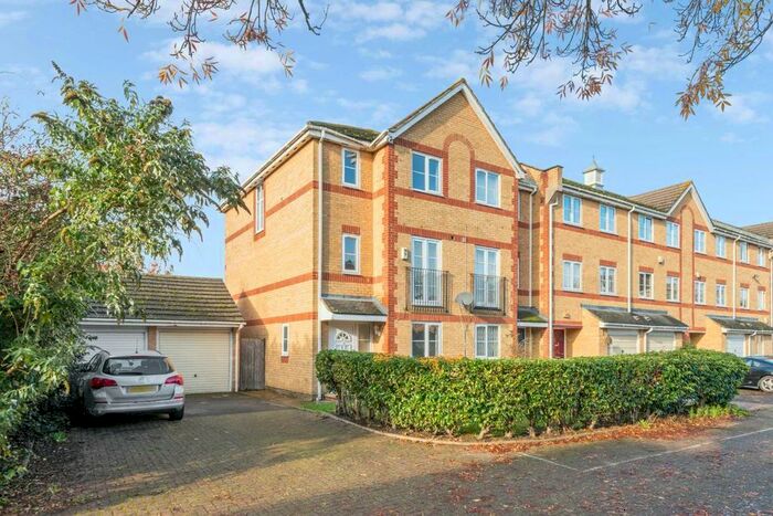 3 Bedroom Property To Rent In Winery Lane, Kingston Upon Thames, KT1