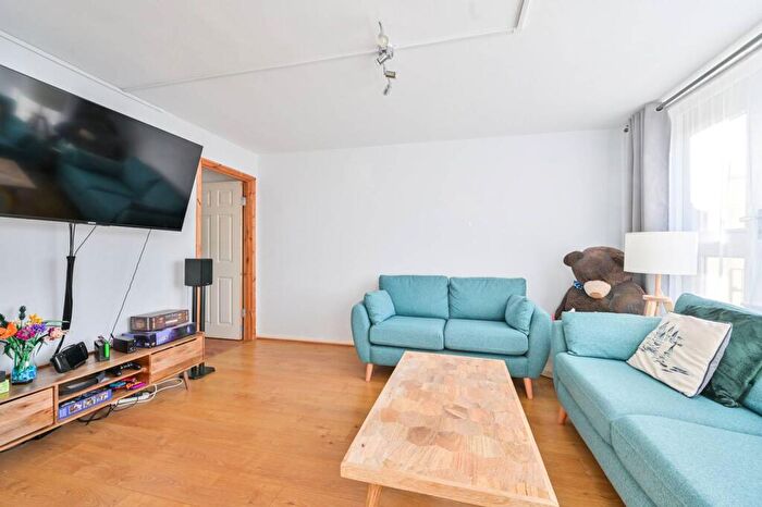 3 Bedroom Maisonette For Sale In Amina Way, Bermondsey, London, SE16