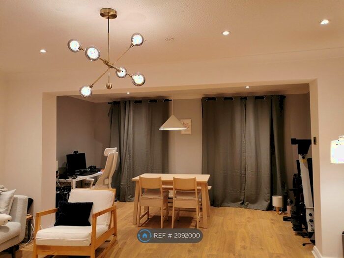 2 Bedroom Detached House To Rent In Sandy Lane, Woking, GU22