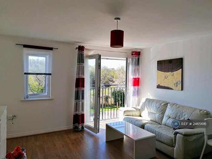 2 Bedroom Flat To Rent In Meadow Way, Caversham, Reading, RG4