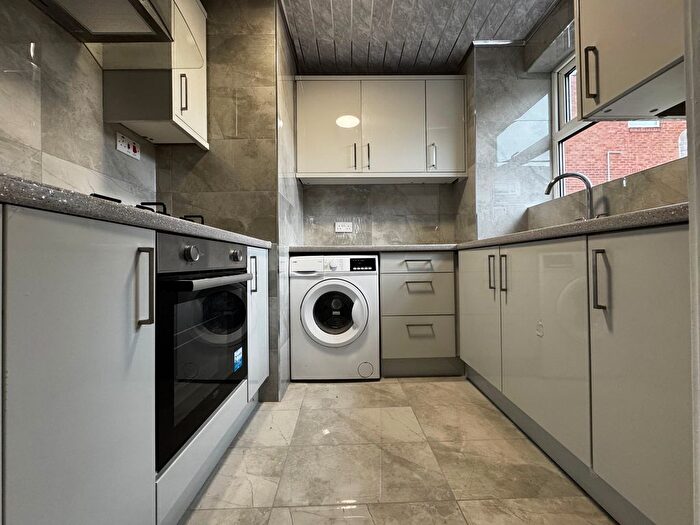 2 Bedroom Flat For Sale In Montagu Court, Leeds, LS8
