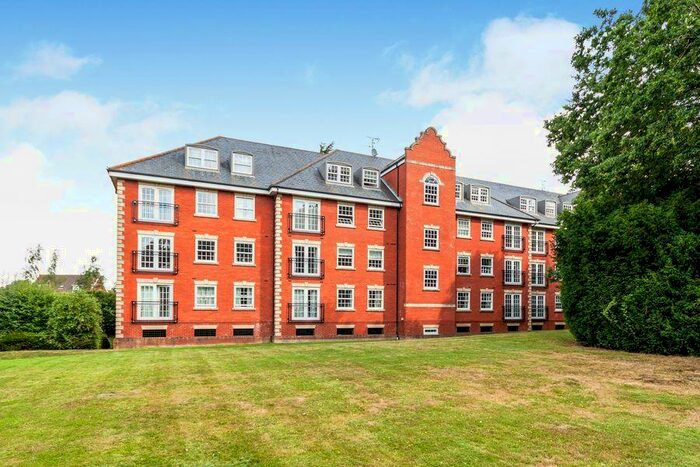 2 Bedroom Flat To Rent In Montague Close, Wokingham, RG40